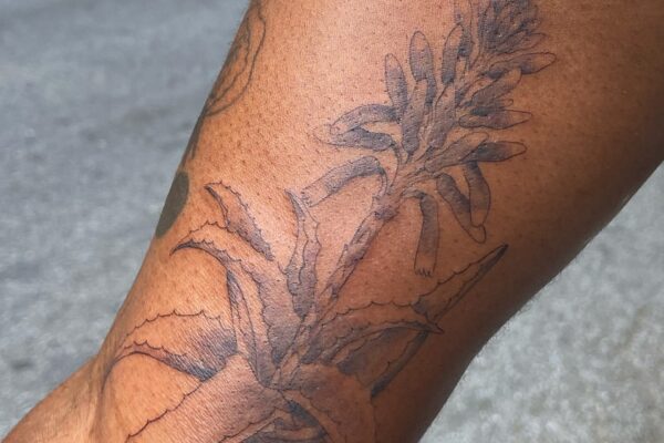 Photo by QUI _ Tattoo Artist on July 26, 2024. May be an image of one or more people, henna, tattoo and palm trees.