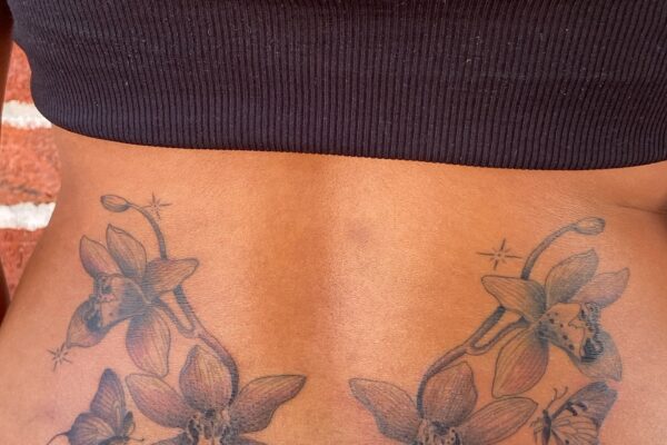 Photo by QUI _ Tattoo Artist on July 31, 2024. May be an image of one or more people, henna, tattoo and lily.